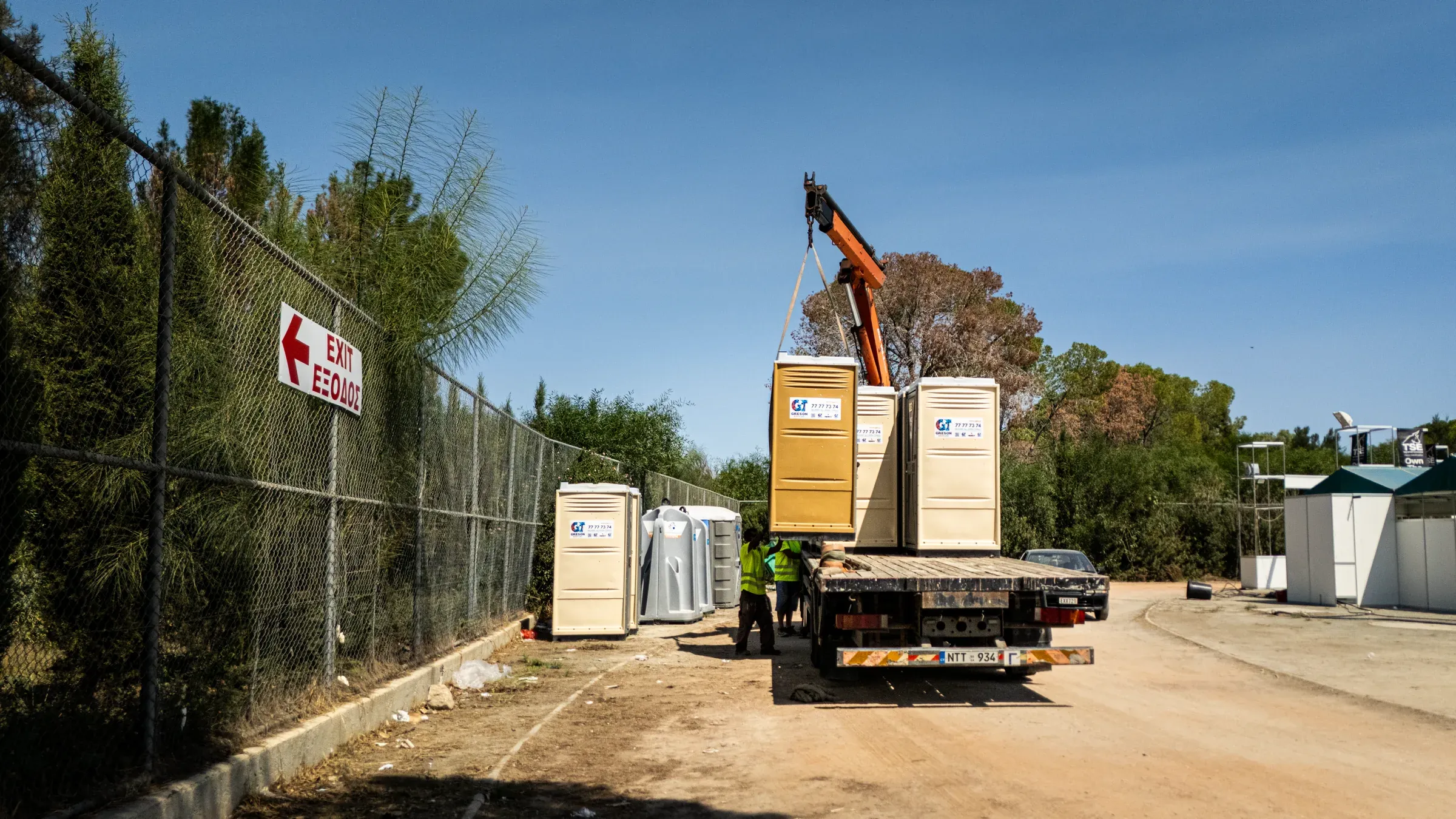 Greson Easy Loo crane lorry delivering portable toilets to a site