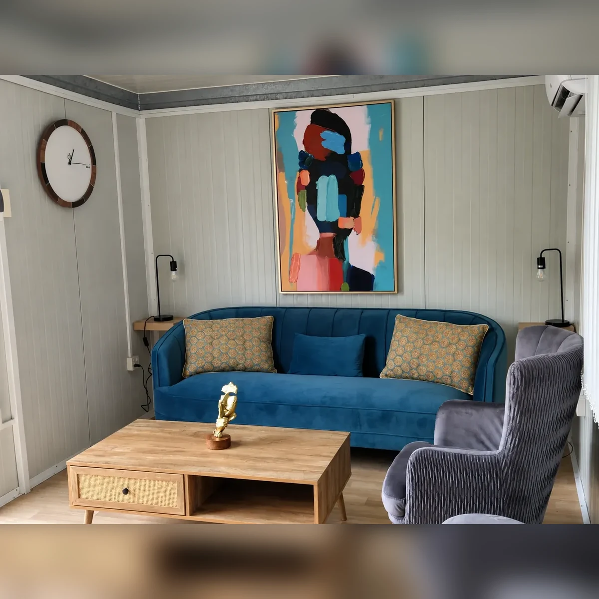 Crigio, sofa clock